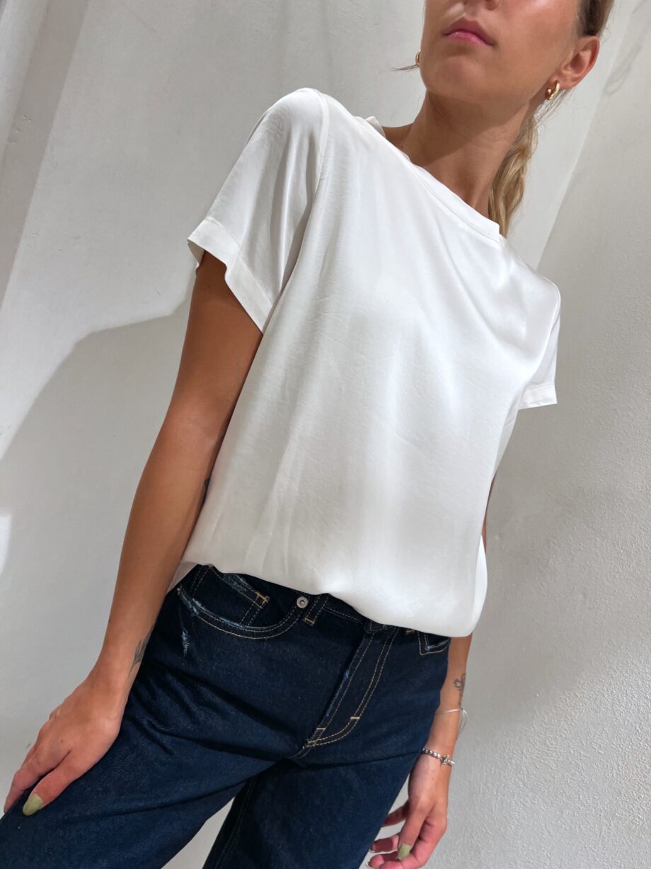 Shop Online T-shirt girocollo bianca in viscosa Have One