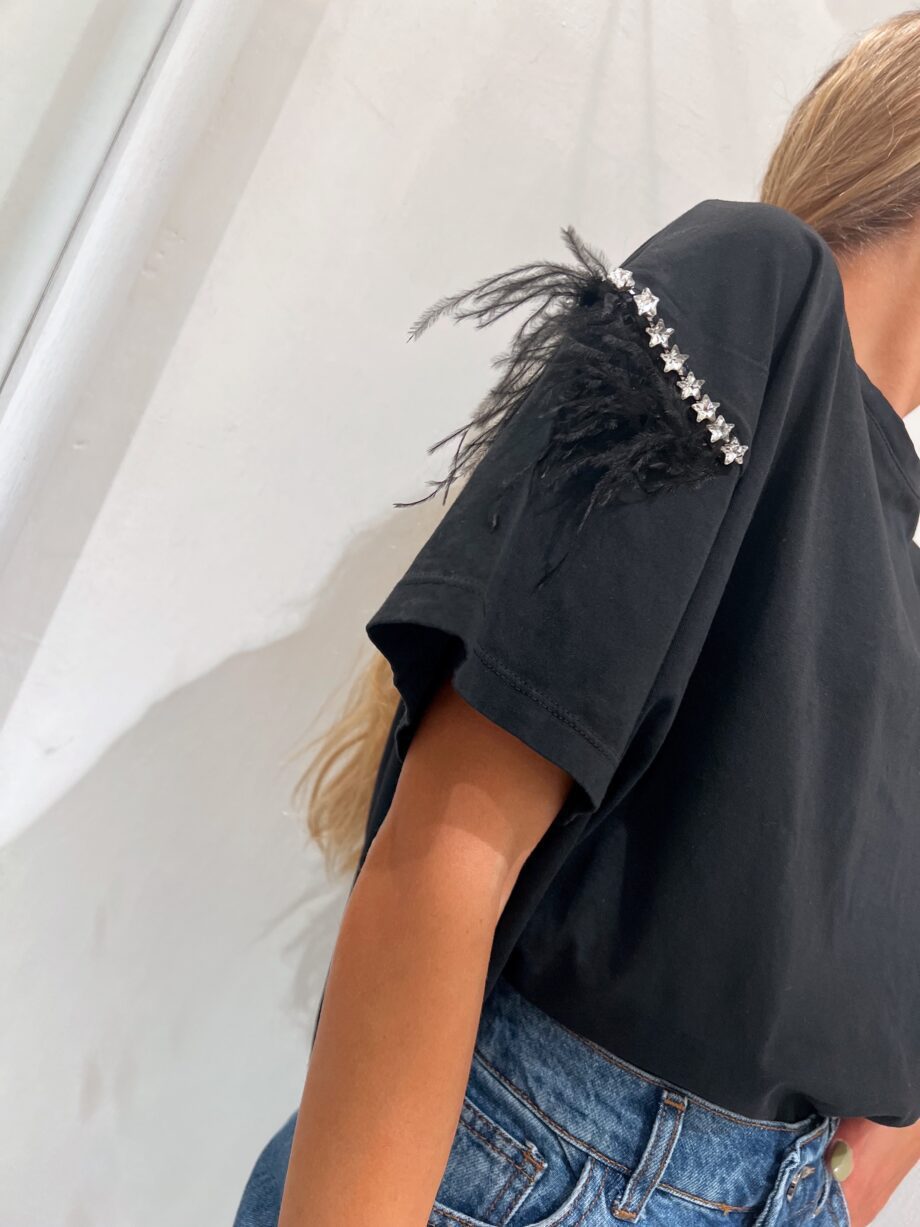 Shop Online T-shirt nera con piume e strass Kontatto