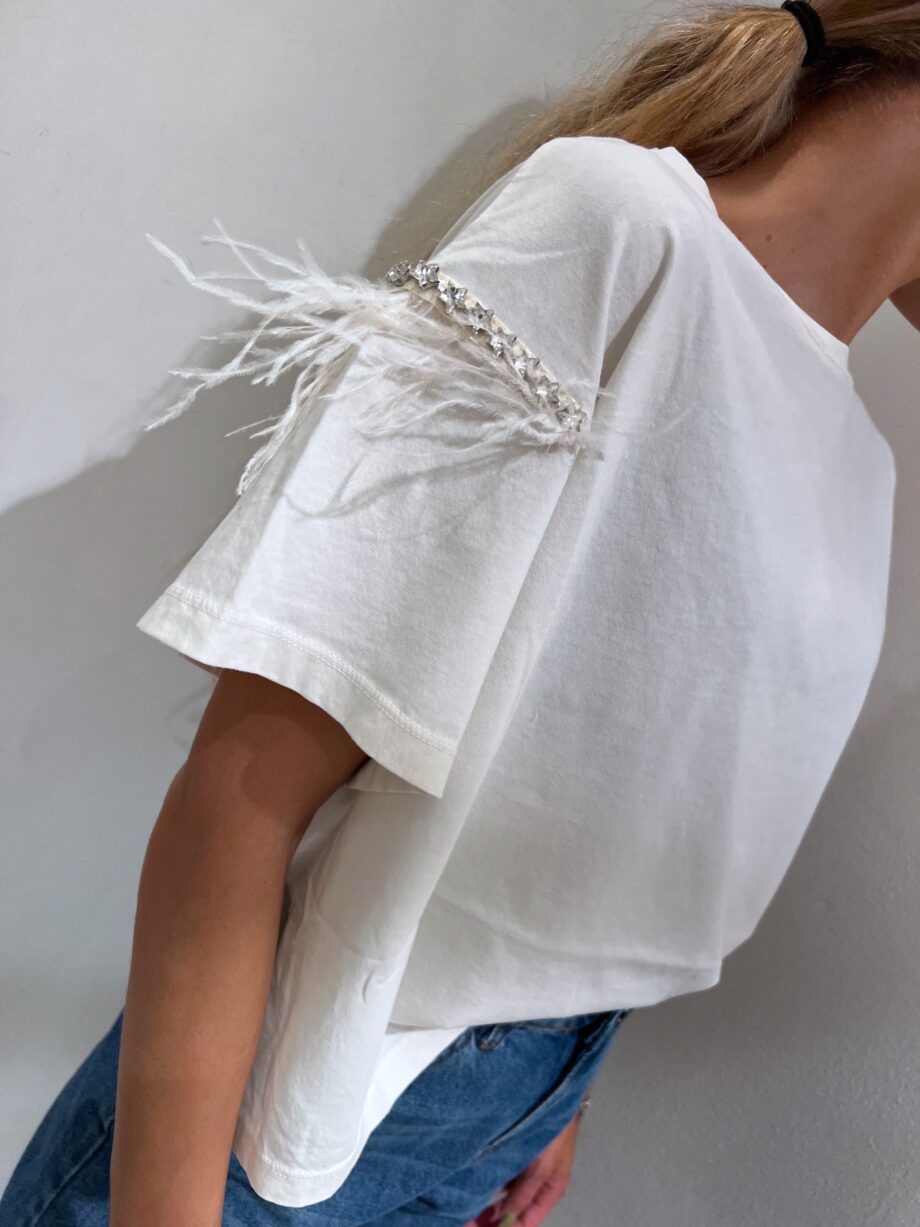 Shop Online T-shirt bianca con piume e strass Kontatto