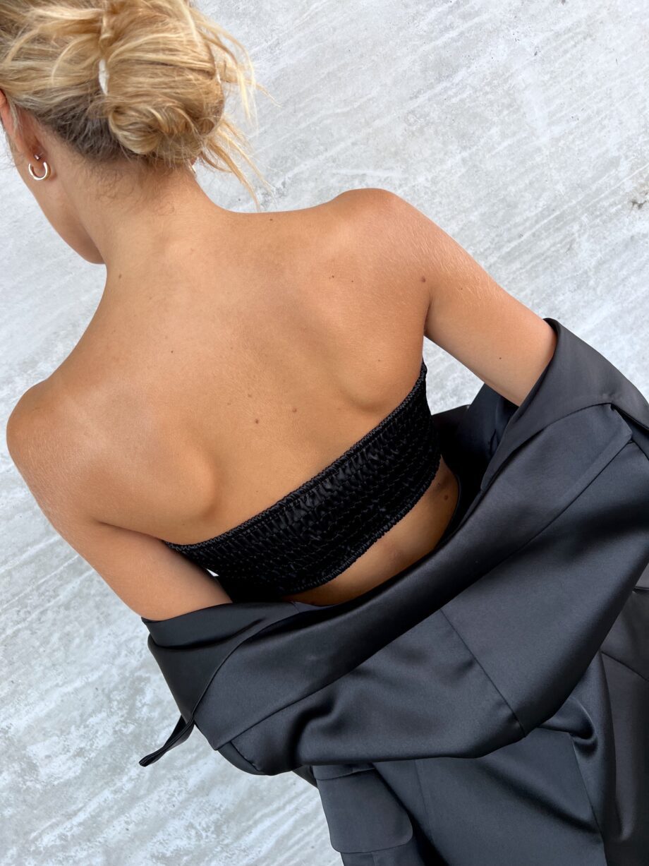 Shop Online Top a fascia in raso nera The Lulù