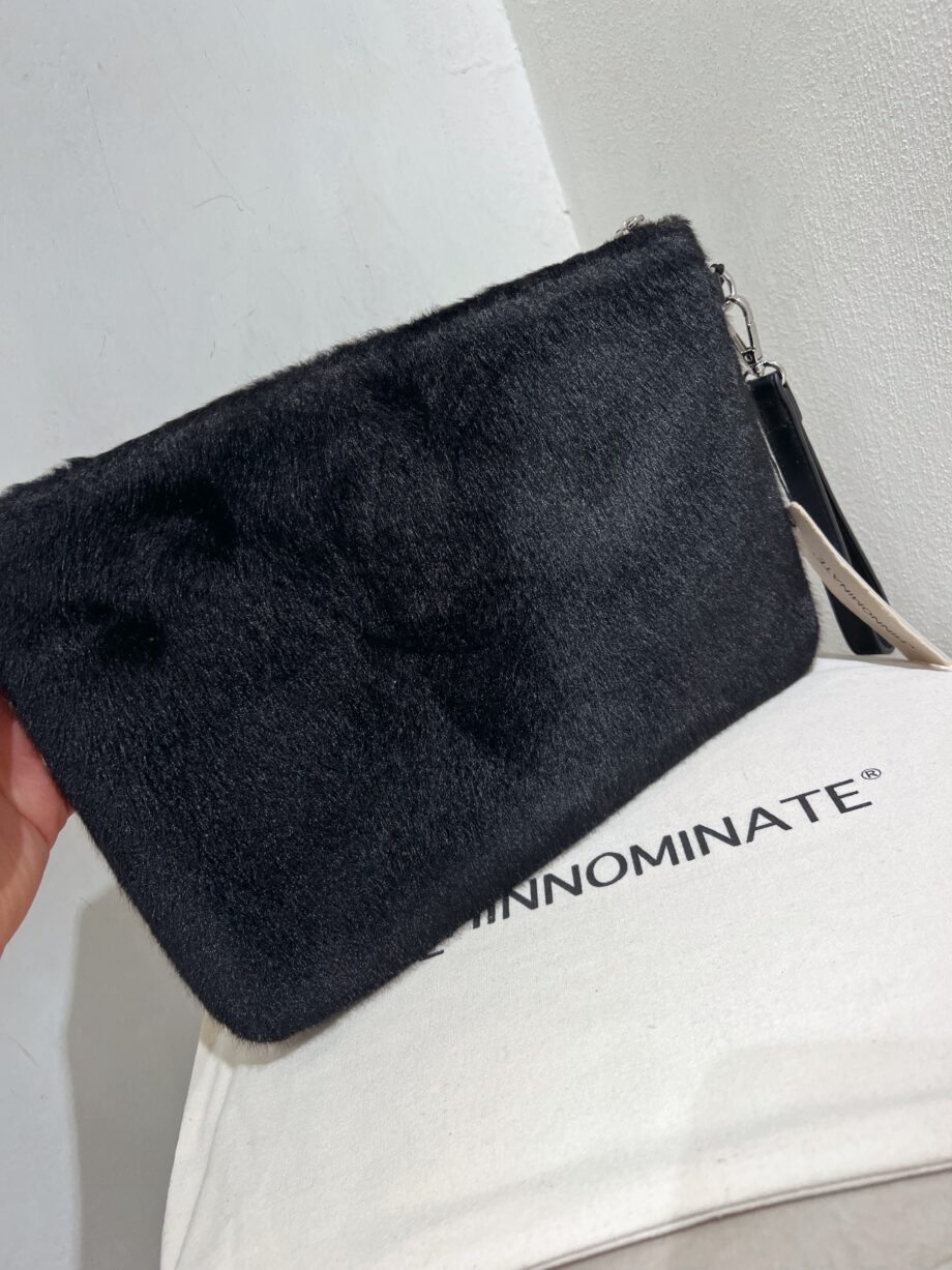 Shop Online Pochette nera con pelo e logo Hinnominate