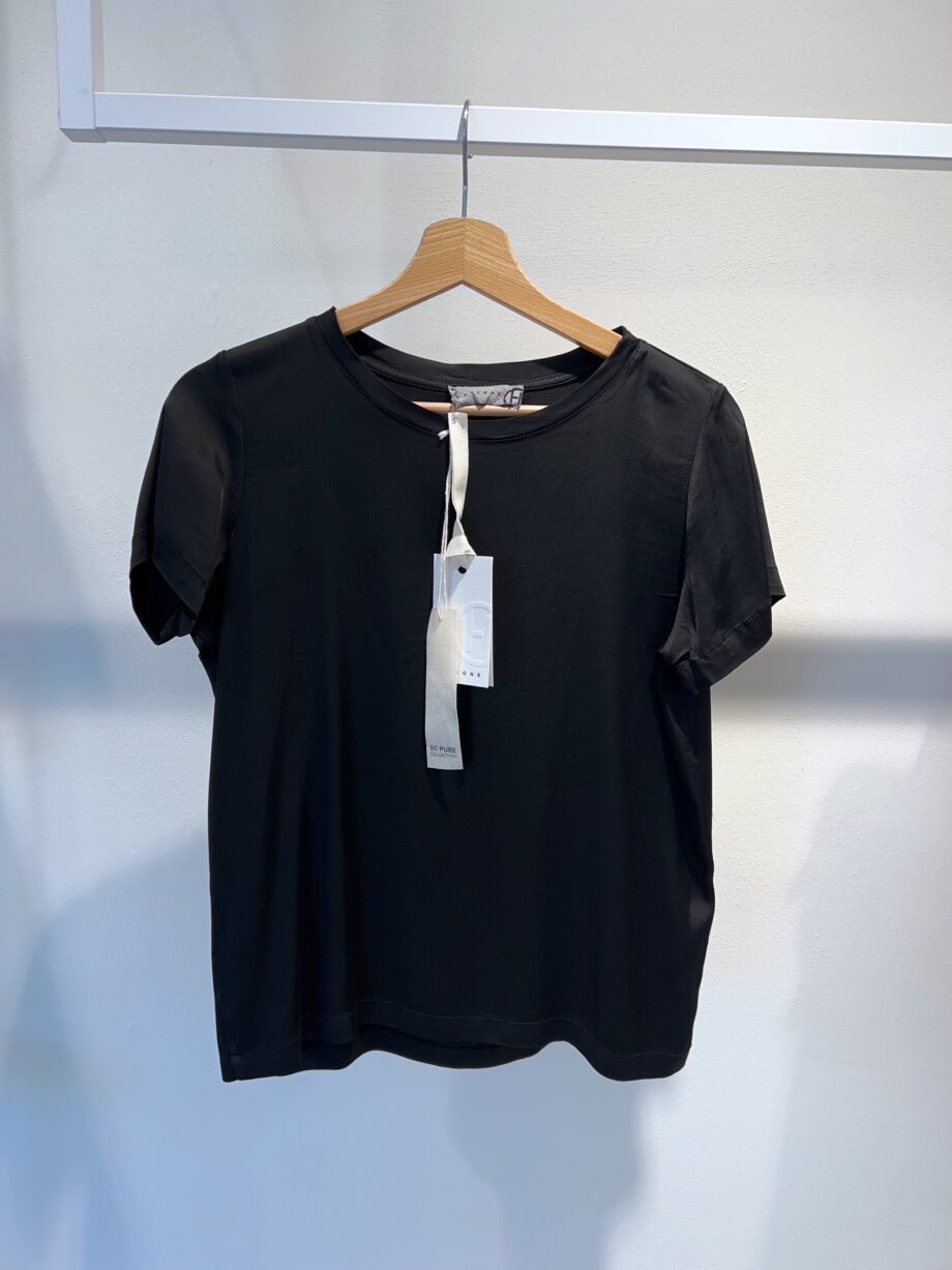 Shop Online T-shirt girocollo nera in viscosa Have One