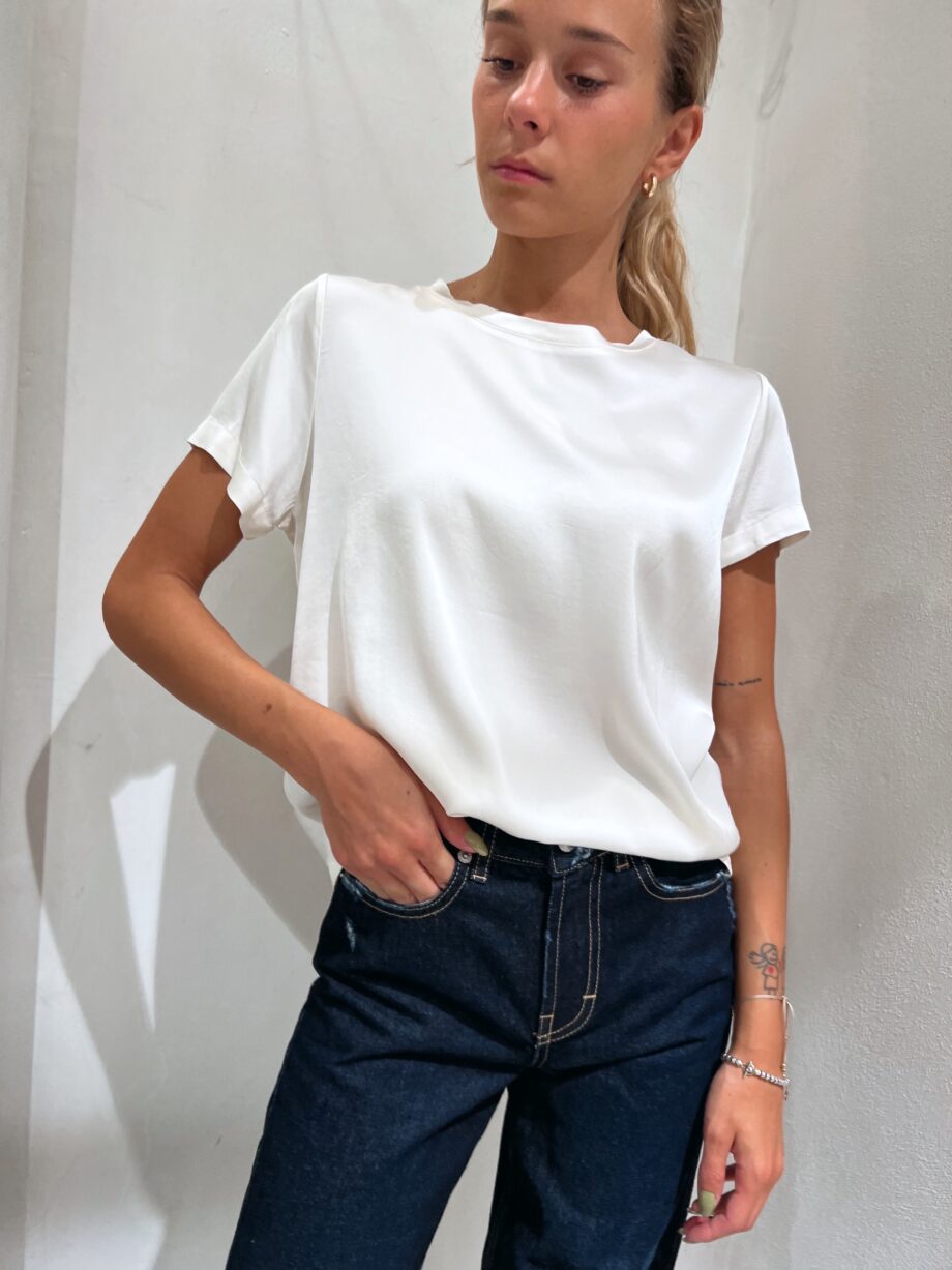 Shop Online T-shirt girocollo bianca in viscosa Have One