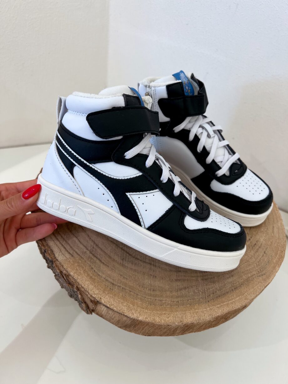 Shop Online Sneakers magic basket mid nera e bianche Looney Tunes Diadora