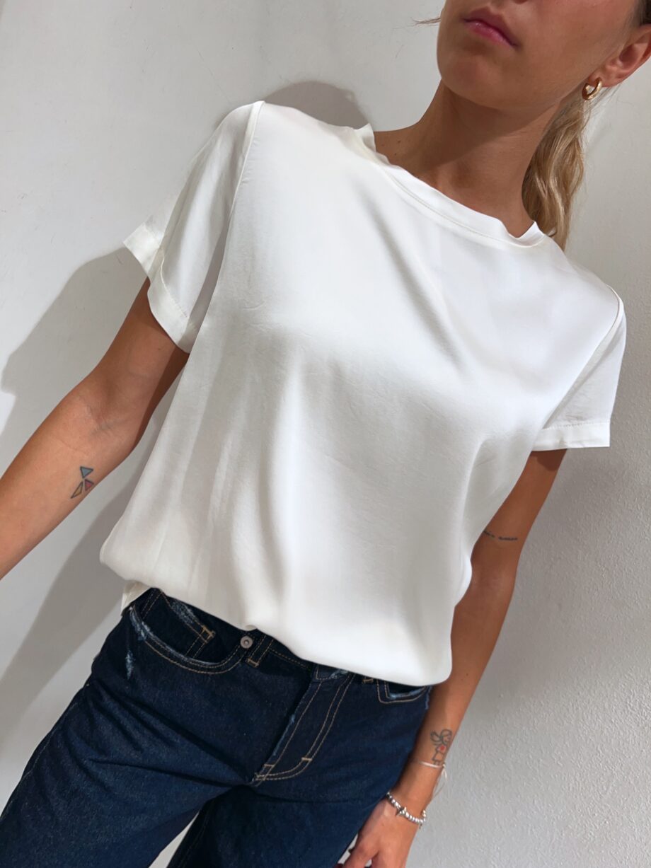 Shop Online T-shirt girocollo bianca in viscosa Have One