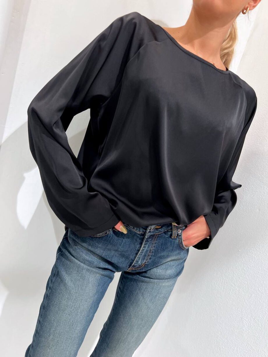 Shop Online Blusa girocollo in raso nera Souvenir