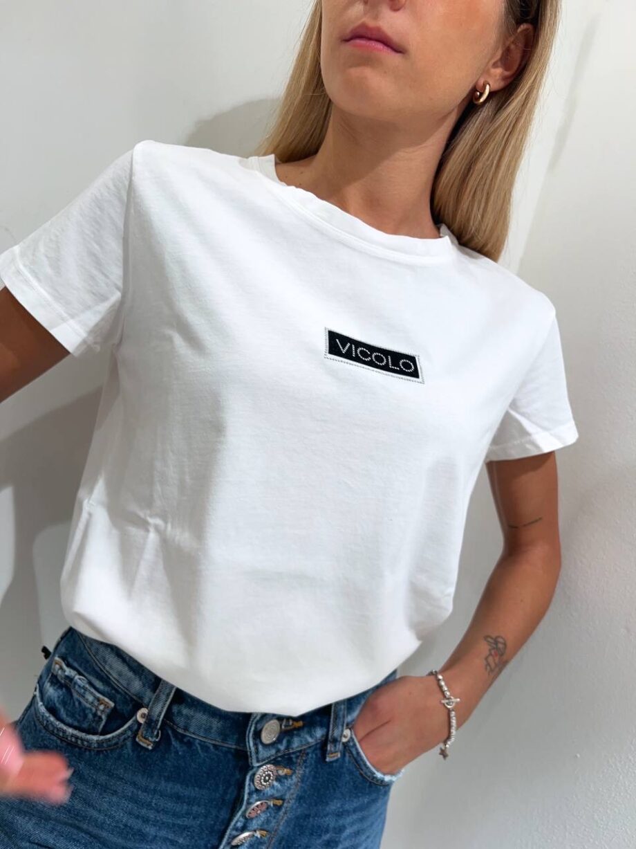 Shop Online T-shirt girocollo bianca targhetta logo Vicolo