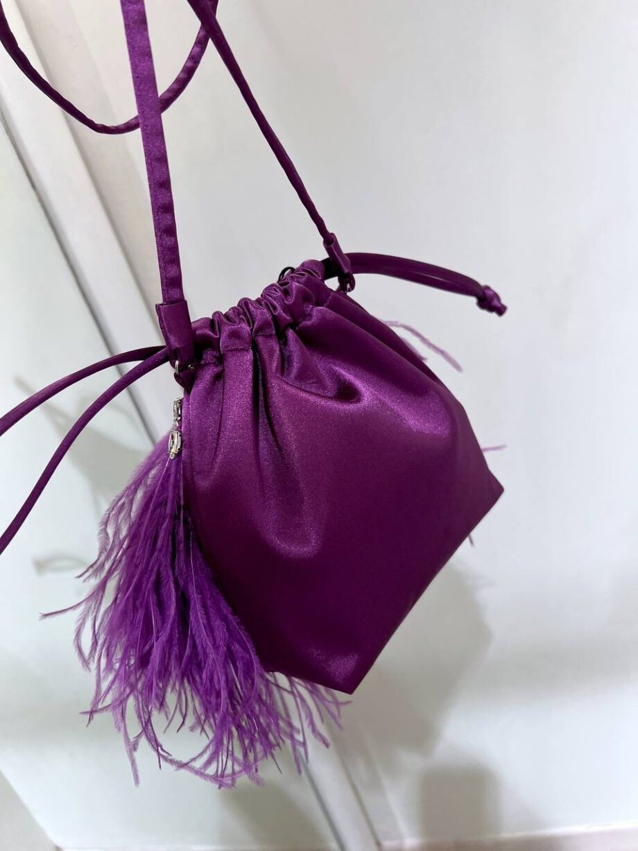 Shop Online Mini secchiello in raso viola con piume Twentyfourhaitch