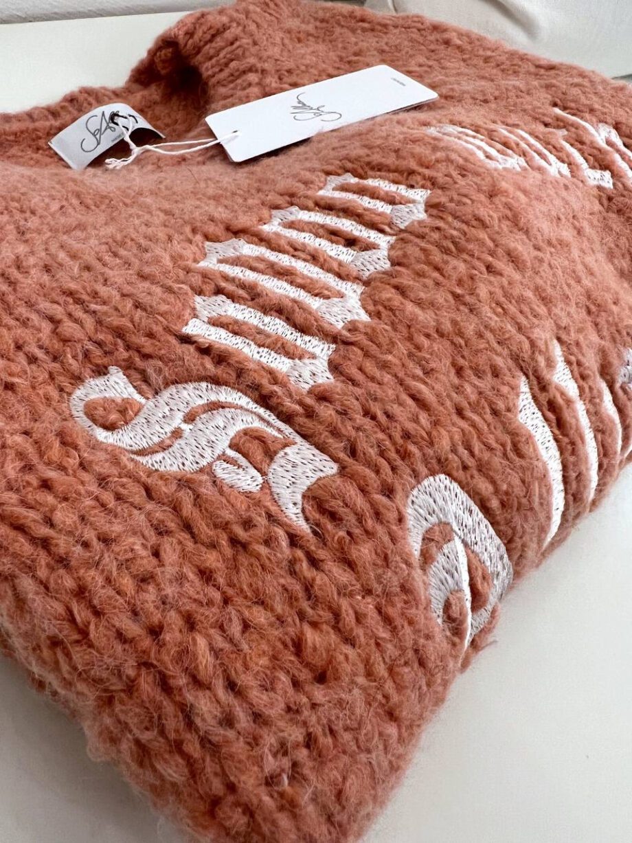 Shop Online Maglione rosa con ricamo scritta So Allure