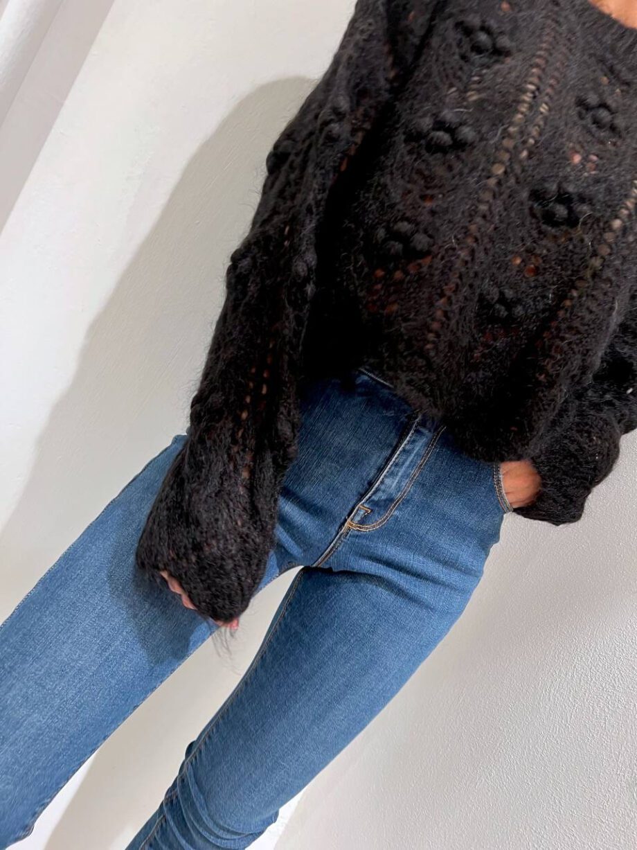 Shop Online Maglione nero con noccioline in mohair Kontatto