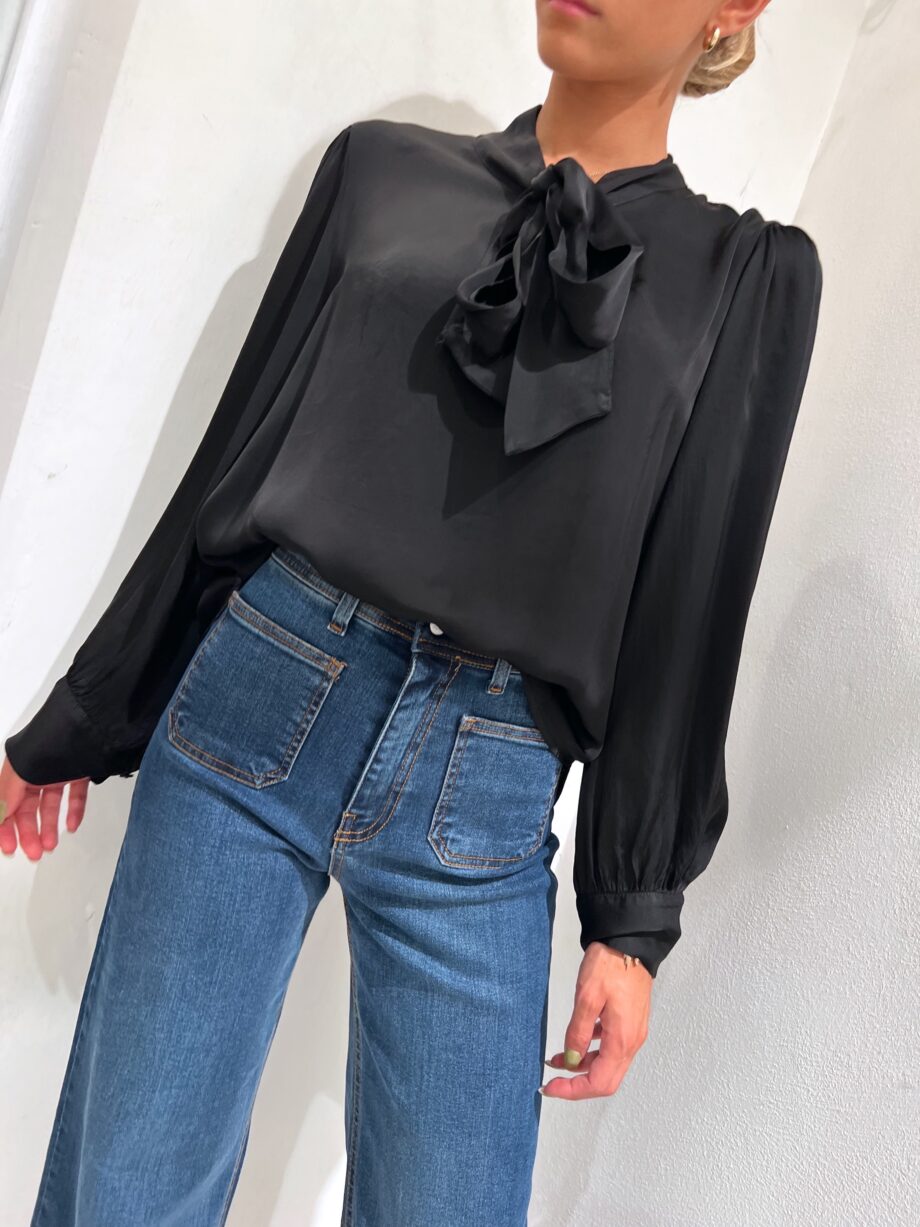 Shop Online Blusa in raso nera con fiocco Have One