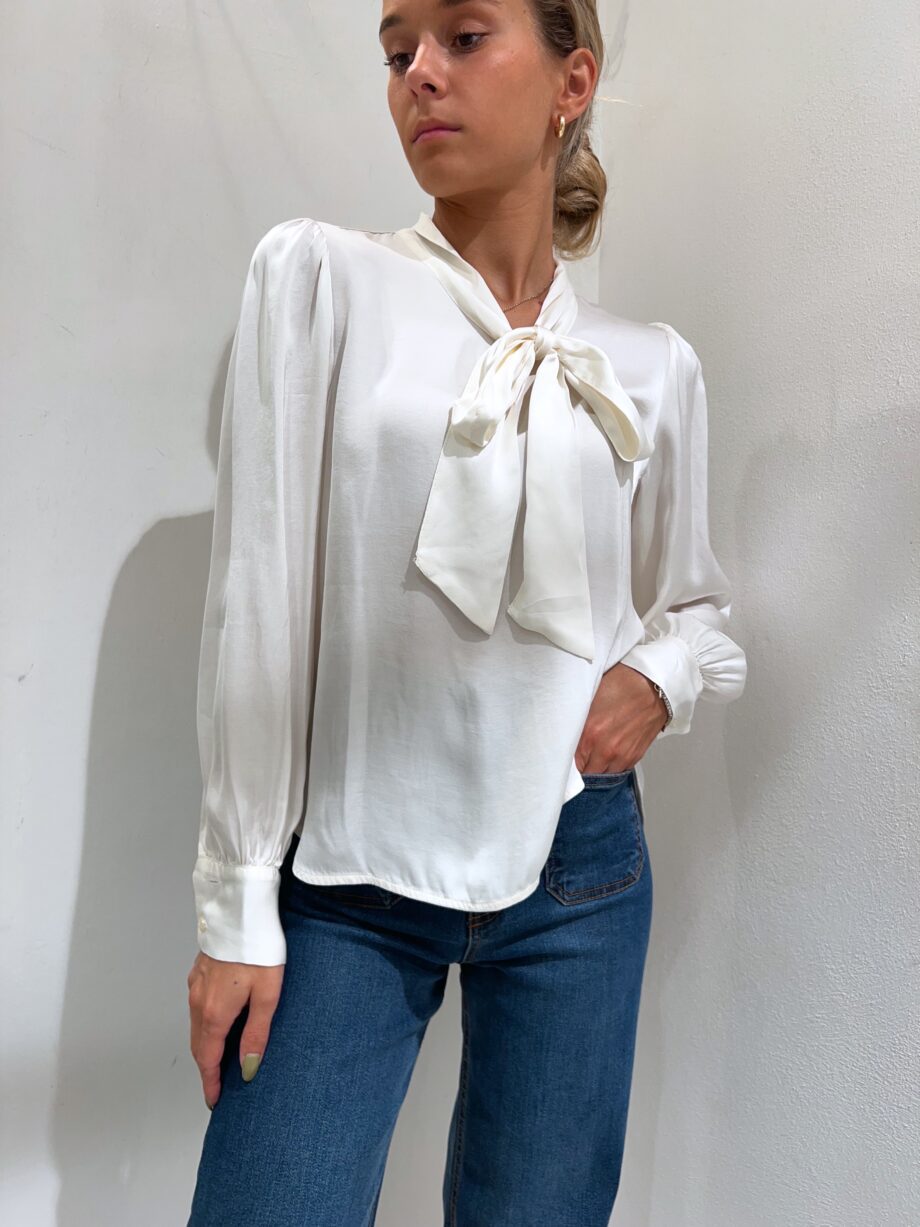 Shop Online Blusa in raso bianca con fiocco Have One