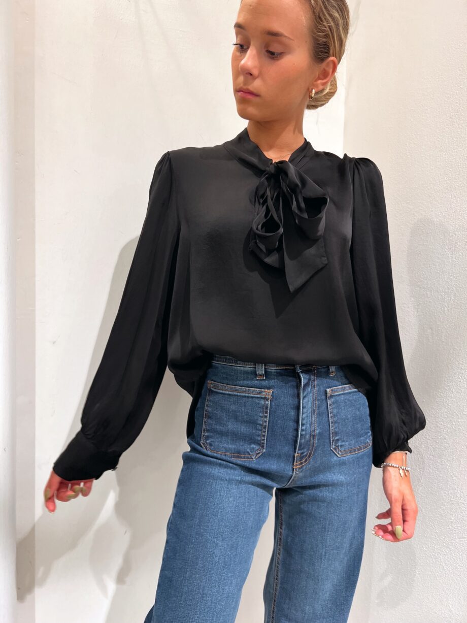 Shop Online Blusa in raso nera con fiocco Have One