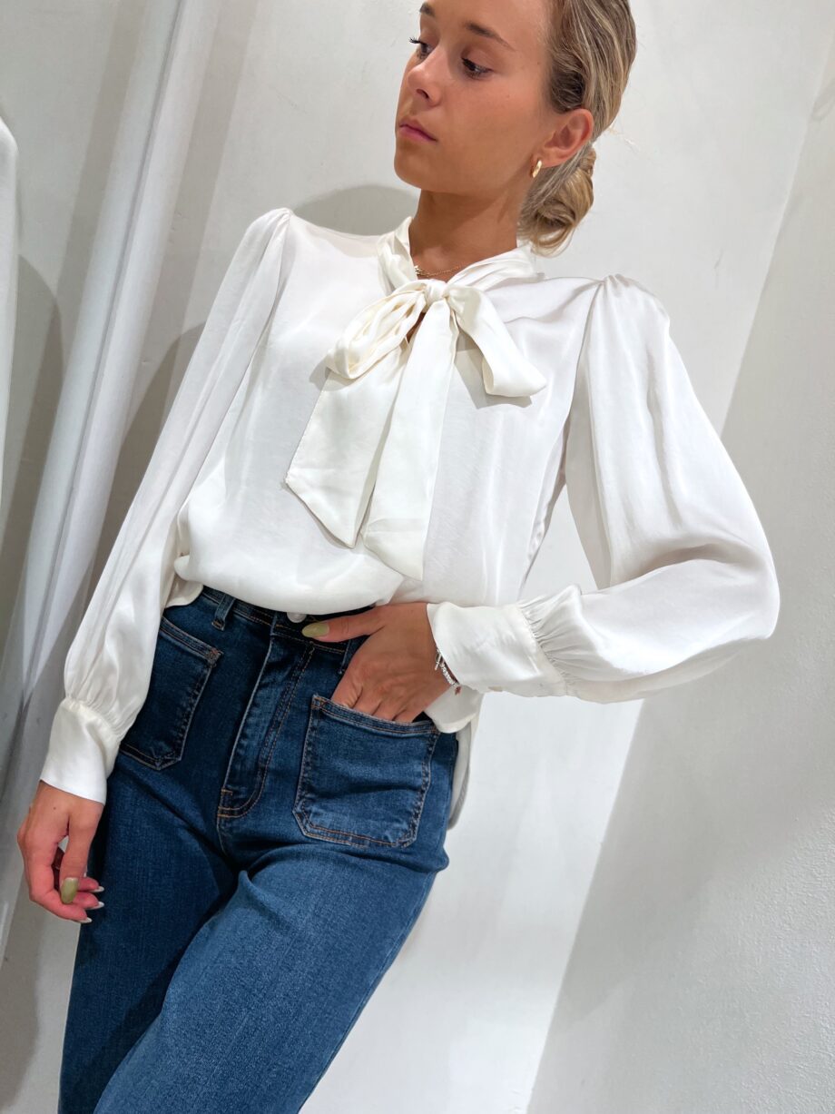 Shop Online Blusa in raso bianca con fiocco Have One