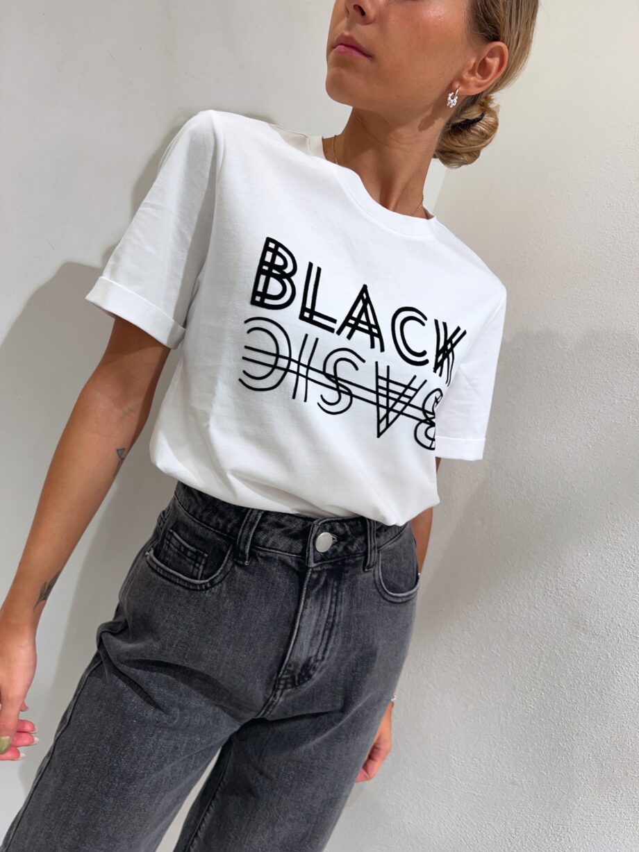 Shop Online T-shirt girocollo bianca scritta nera Suncoo