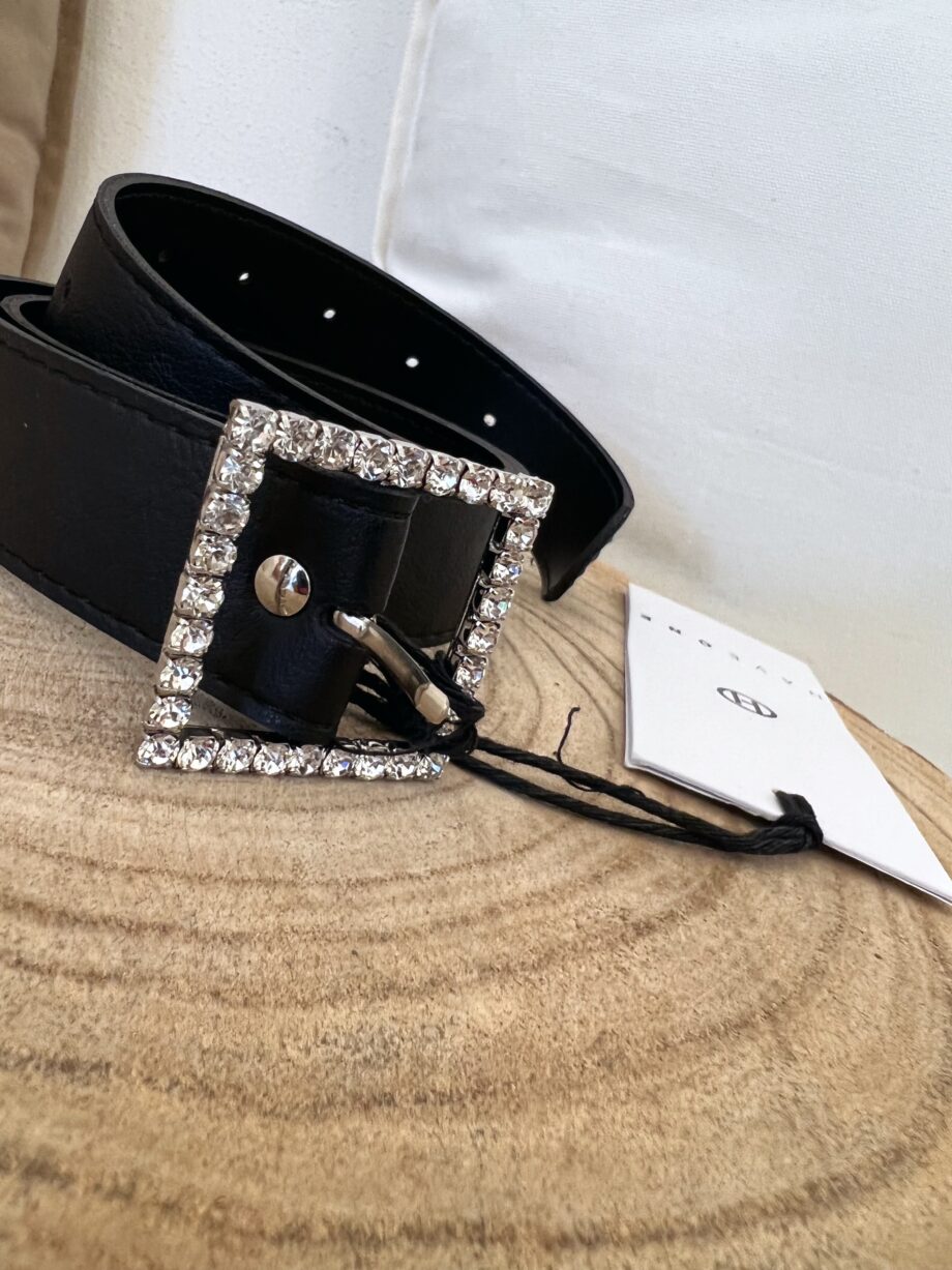 Shop Online Cintura nera con fibbia quadrata strass Have One