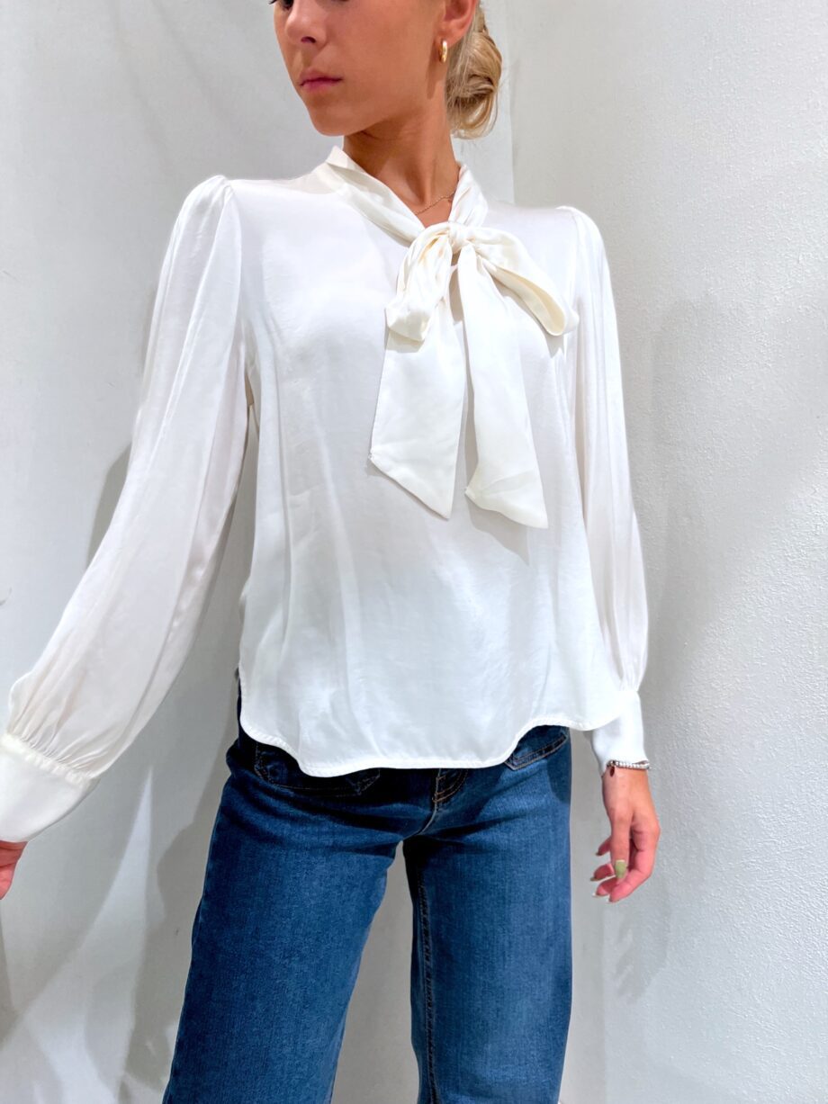 Shop Online Blusa in raso bianca con fiocco Have One