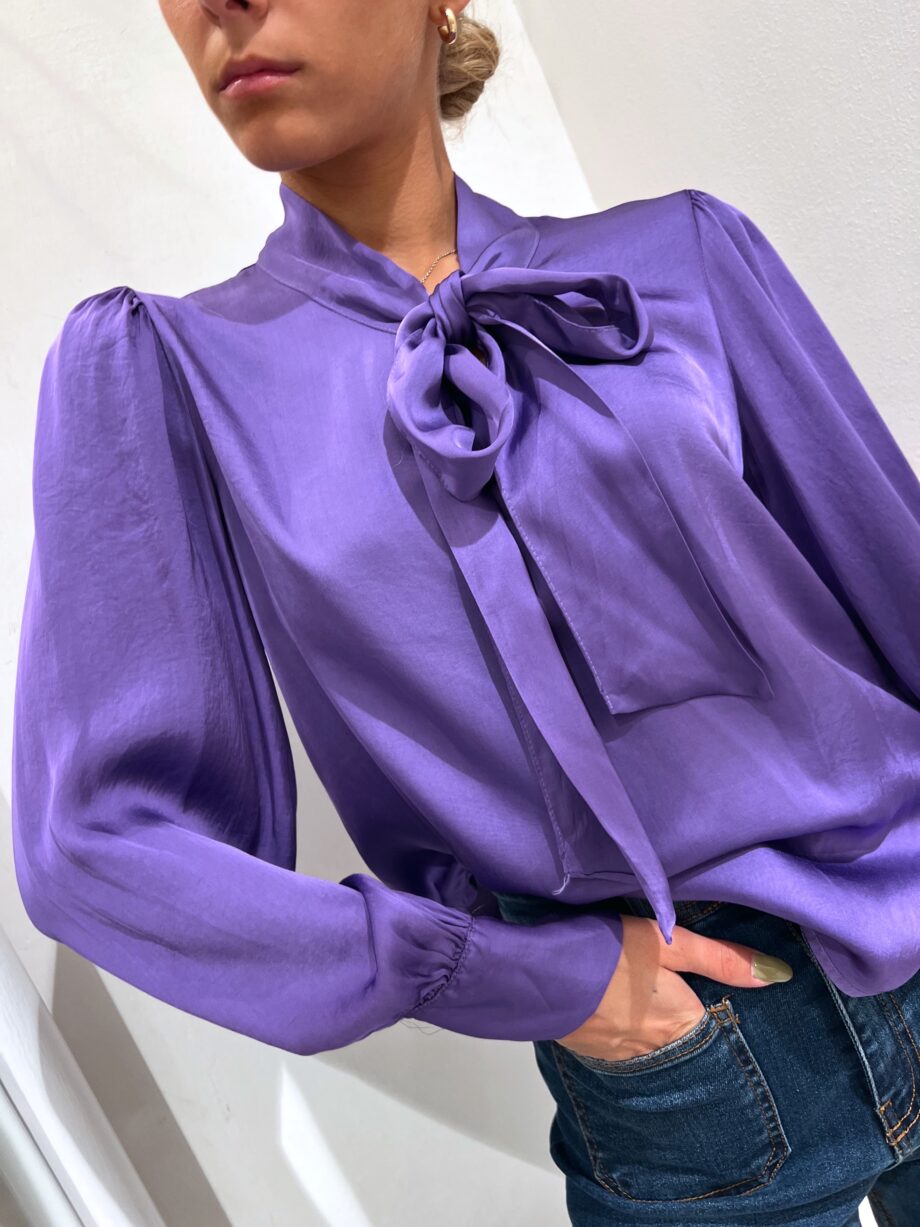 Shop Online Blusa in raso viola con fiocco Have One