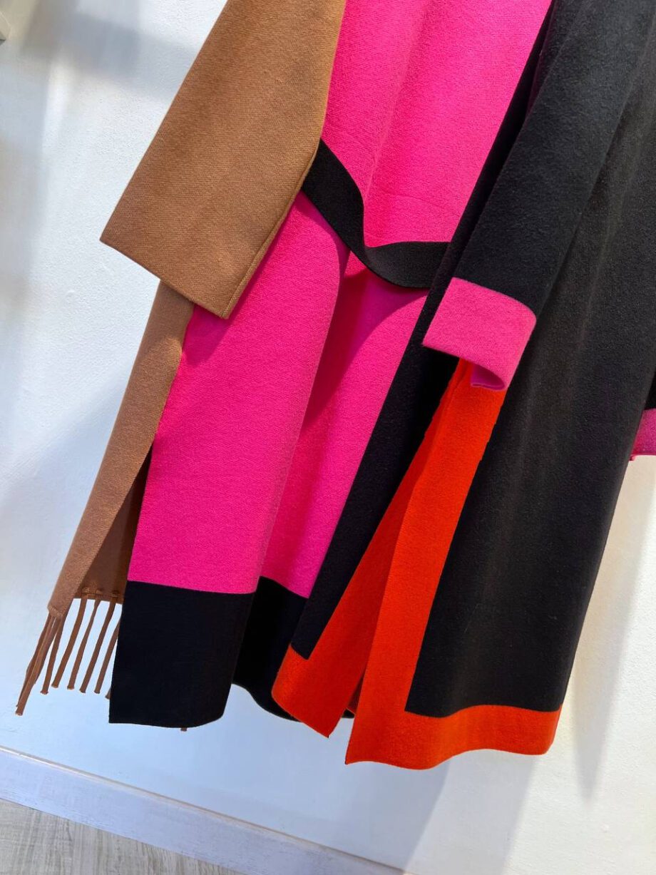 Shop Online Cappotto in maglia beige e fucsia con frange Vicolo