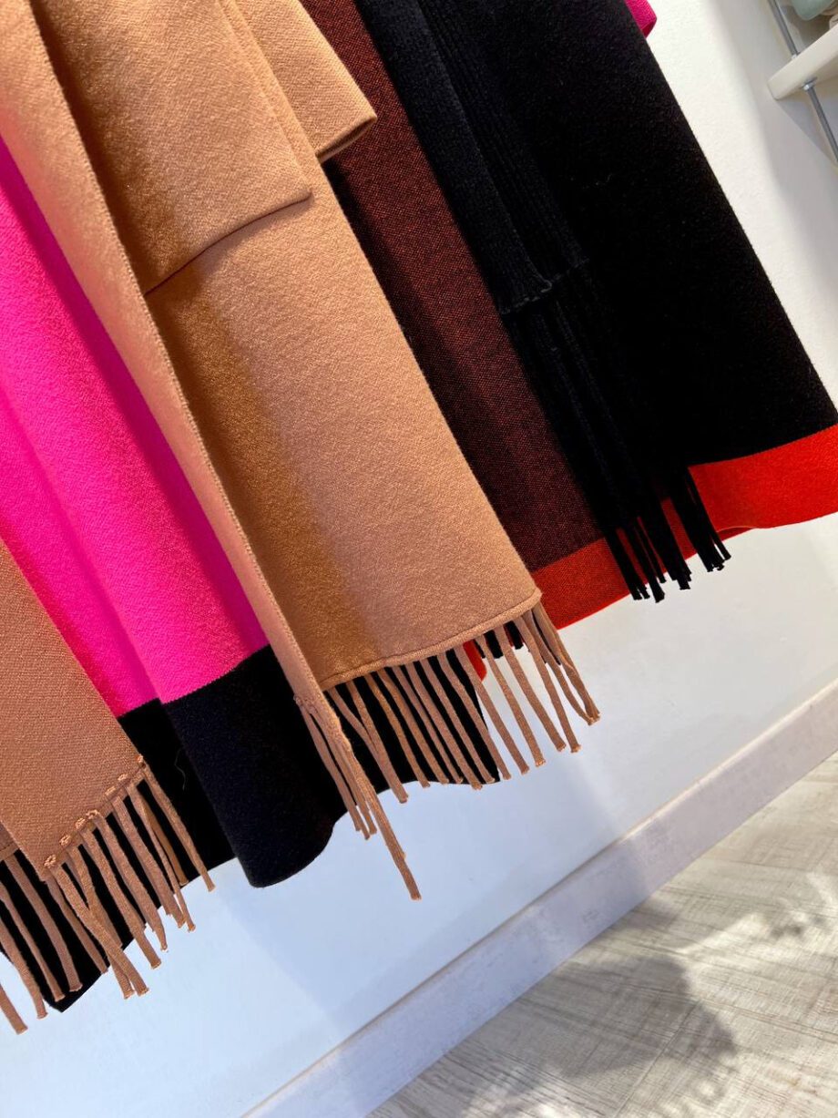 Shop Online Cappotto in maglia beige e fucsia con frange Vicolo