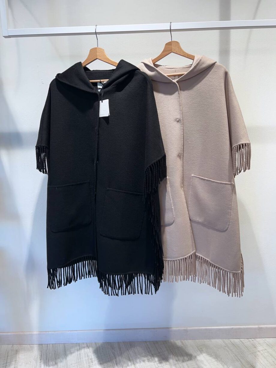 Shop Online Poncho oversize con frange beige Vicolo