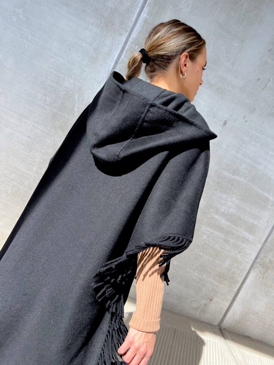 Shop Online Poncho oversize con frange nero Vicolo