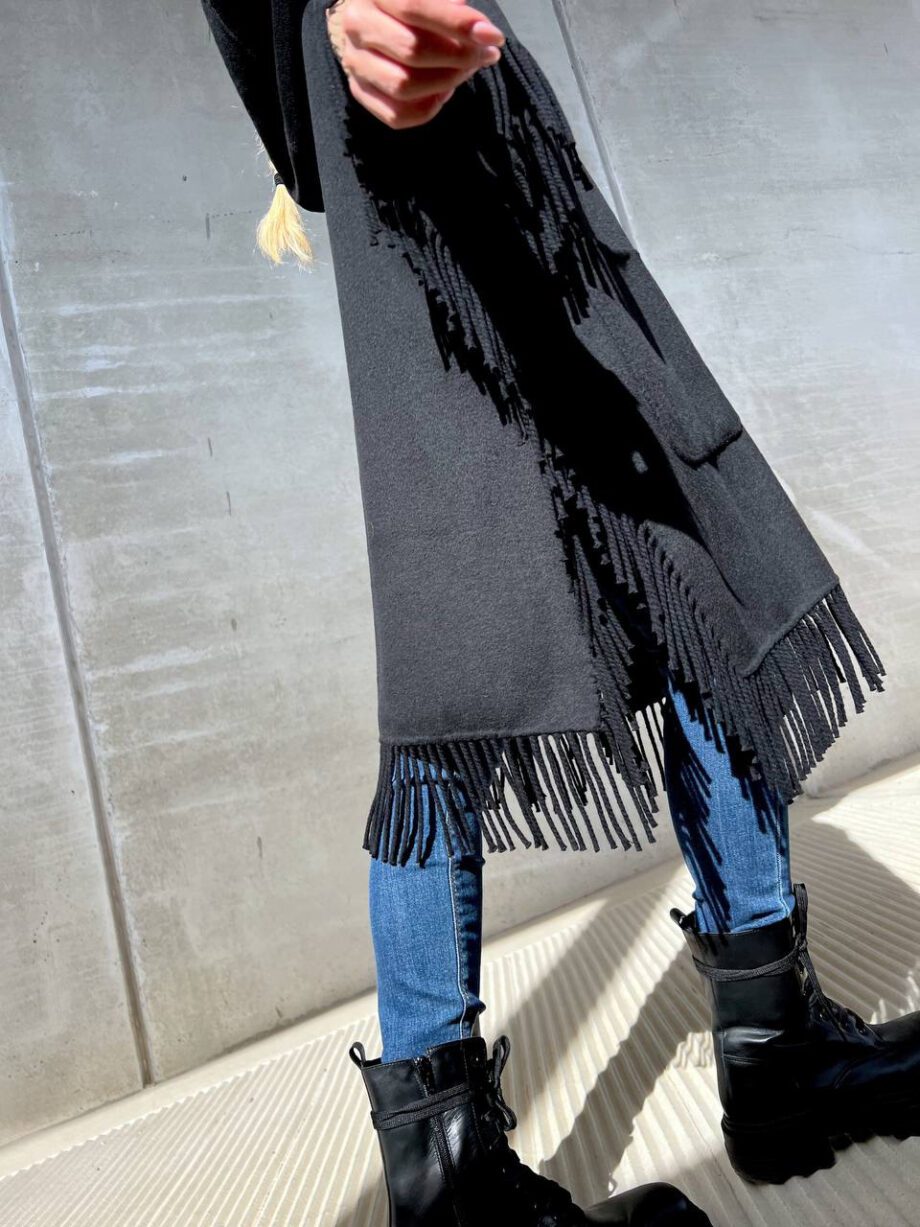 Shop Online Poncho oversize con frange nero Vicolo