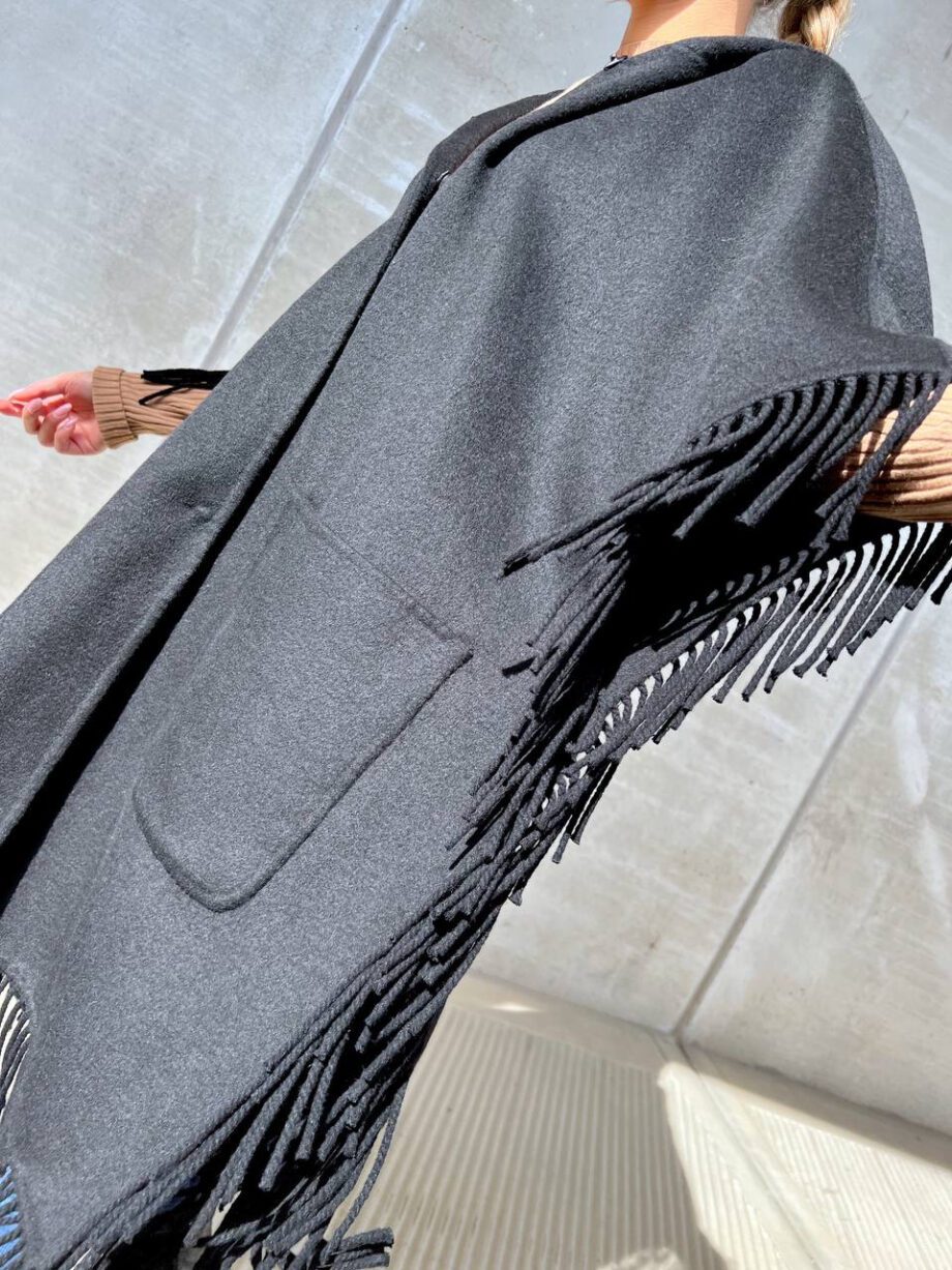 Shop Online Poncho oversize con frange nero Vicolo