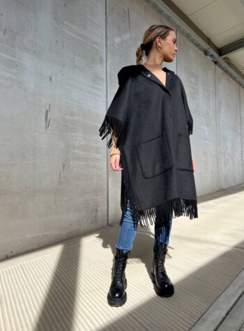 Shop Online Poncho oversize con frange nero Vicolo