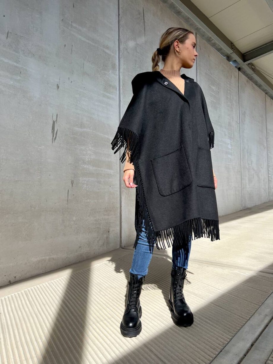 Shop Online Poncho oversize con frange nero Vicolo