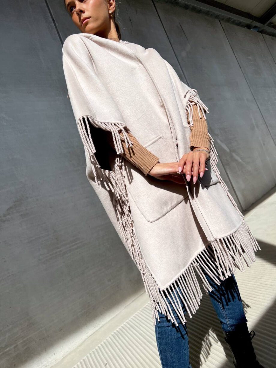 Shop Online Poncho oversize con frange beige Vicolo