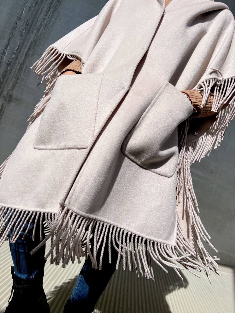 Shop Online Poncho oversize con frange beige Vicolo