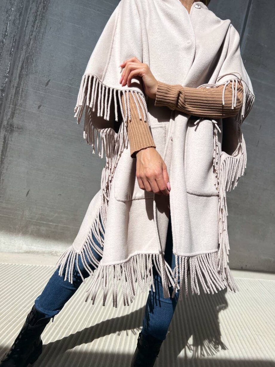 Shop Online Poncho oversize con frange beige Vicolo