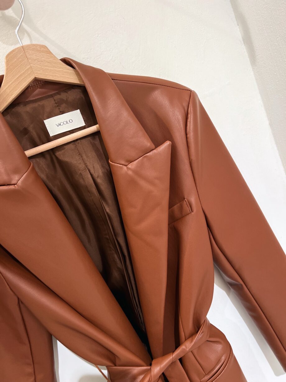 Shop Online Blazer in ecopelle marrone con cintura Vicolo