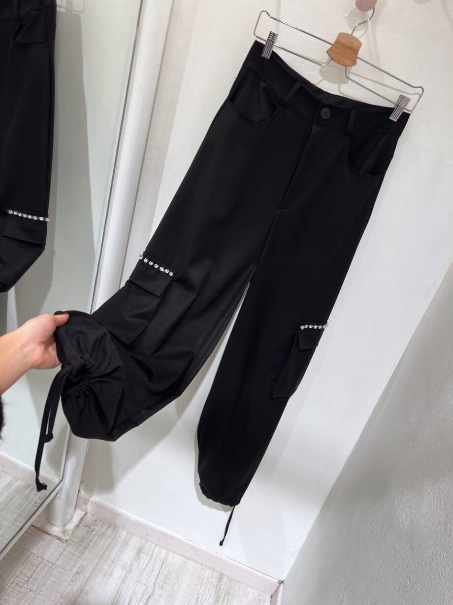 Shop Online Pantalone nero cargo con strass Have One