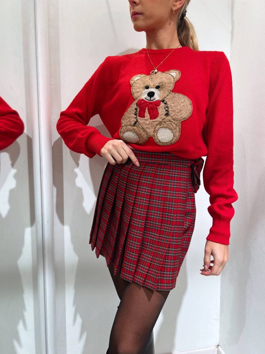 Shop Online Maglione girocollo rosso con patch orsetto Vicolo