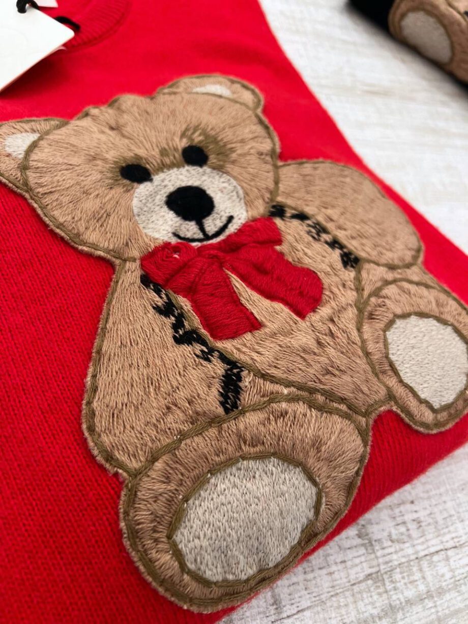 Shop Online Maglione girocollo rosso con patch orsetto Vicolo