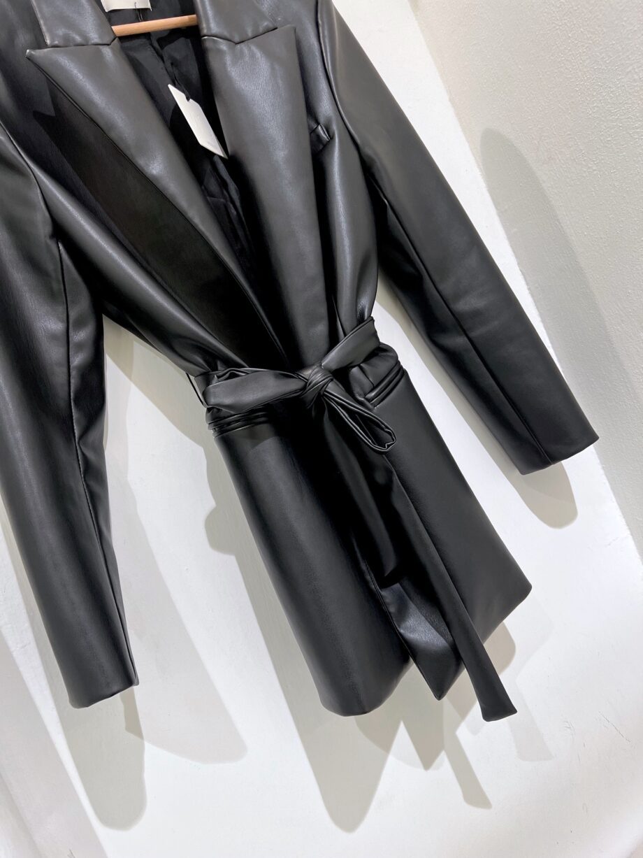 Shop Online Blazer in ecopelle nero con cintura Vicolo