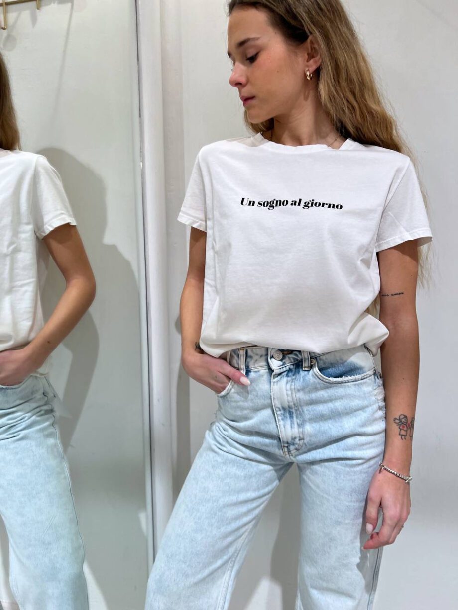 Shop Online T-shirt girocollo bianca con scritta Vicolo