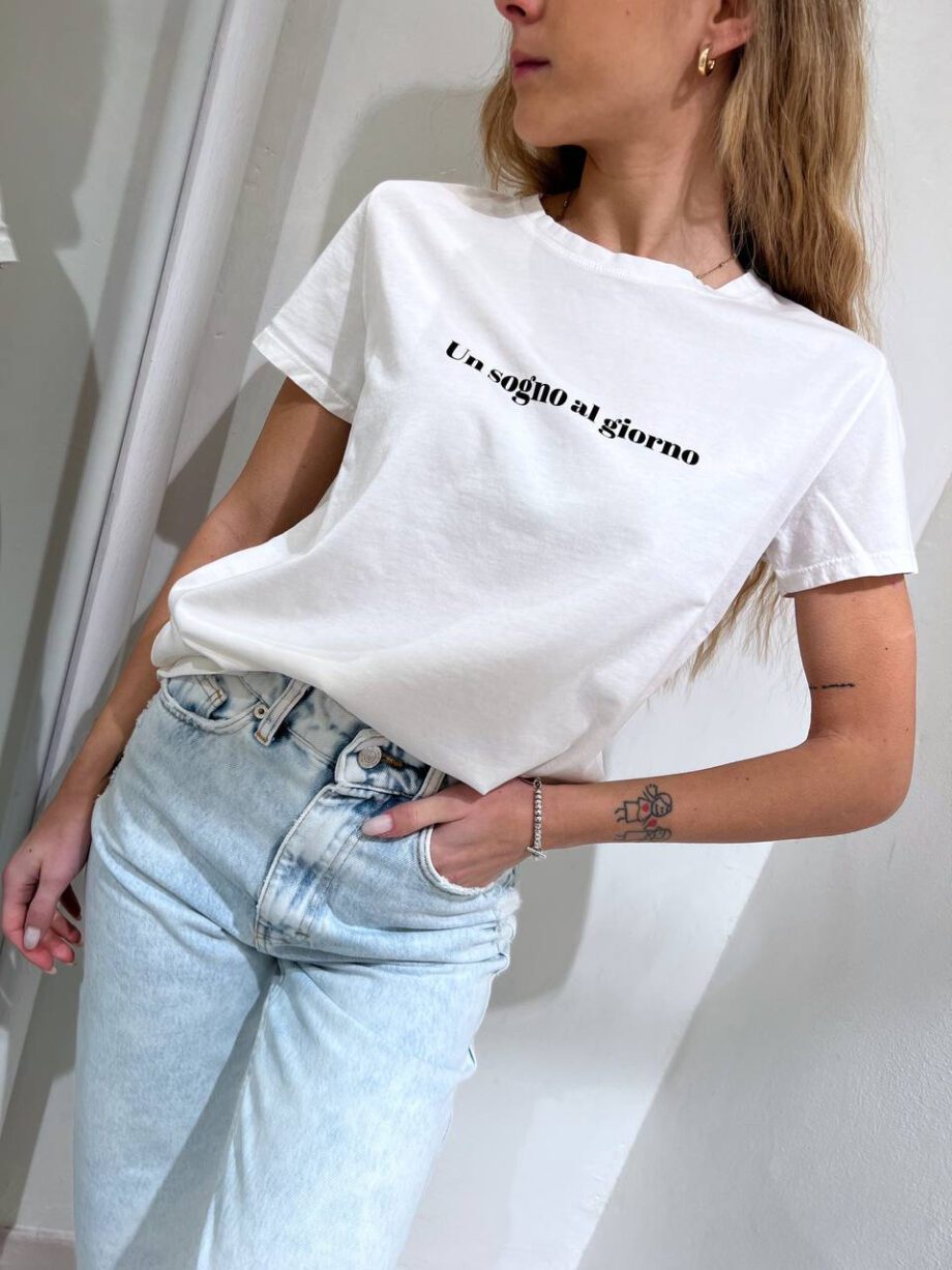 Shop Online T-shirt girocollo bianca con scritta Vicolo