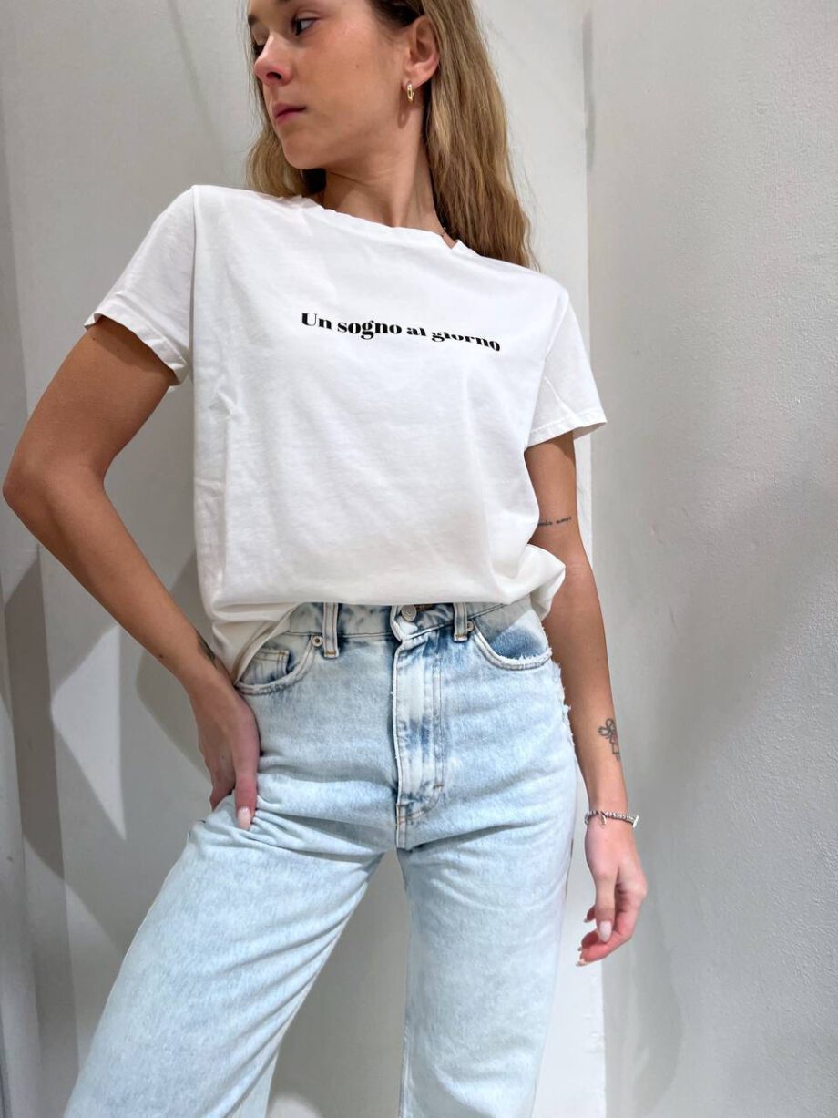 Shop Online T-shirt girocollo bianca con scritta Vicolo