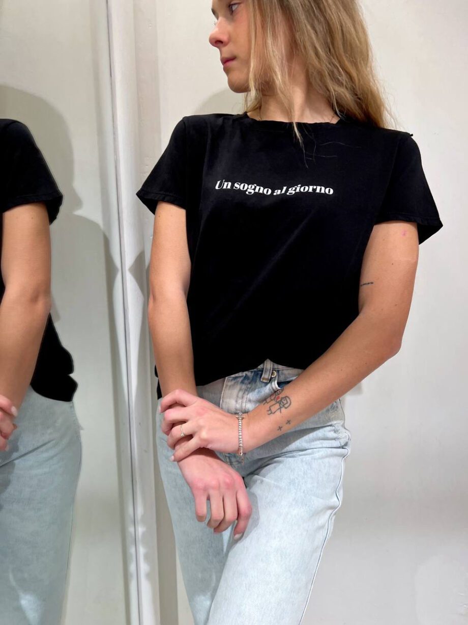 Shop Online T-shirt girocollo nera con scritta Vicolo