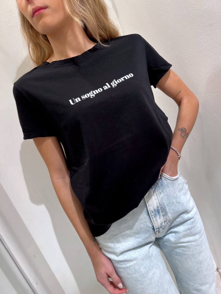 Shop Online T-shirt girocollo nera con scritta Vicolo