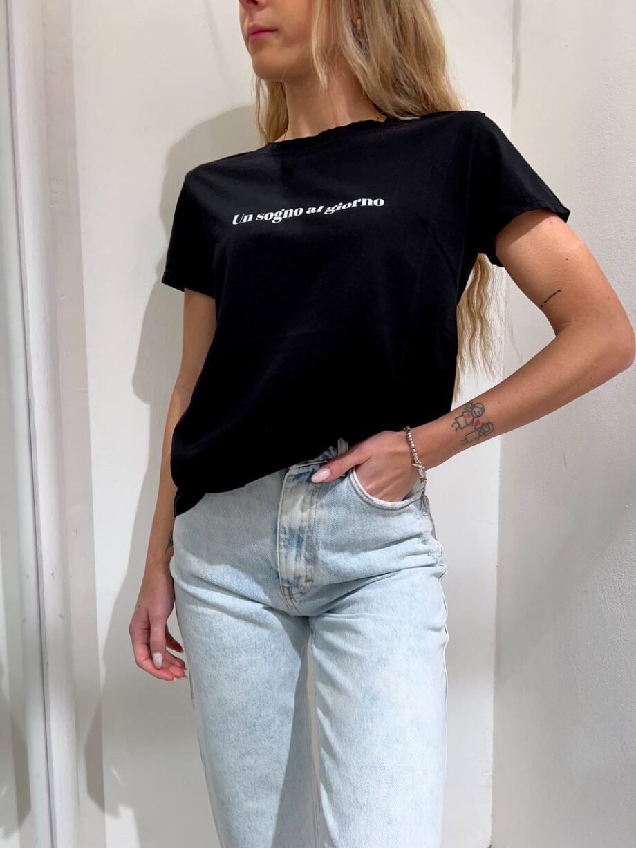 Shop Online T-shirt girocollo nera con scritta Vicolo