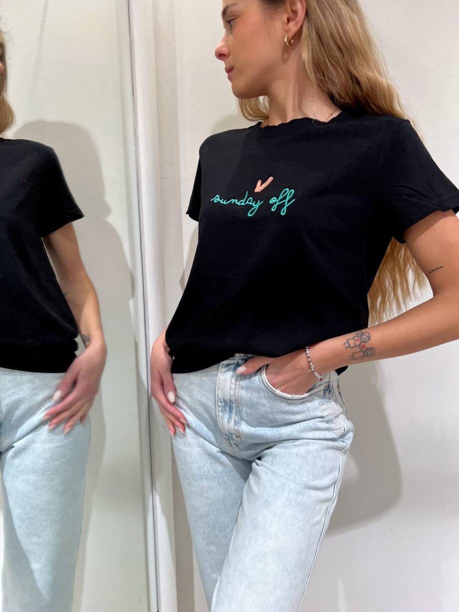 Shop Online T-shirt girocollo nera con scritta ricamo verde Vicolo