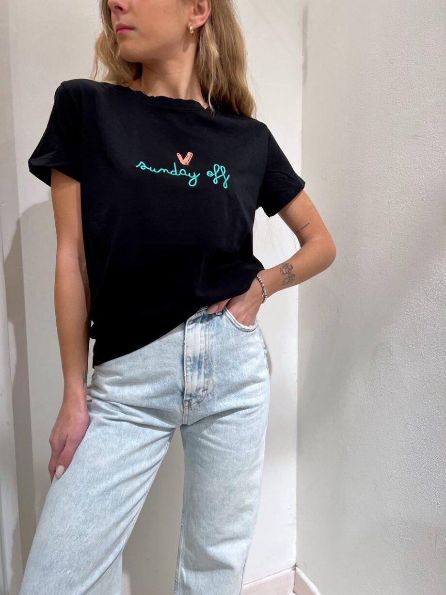 Shop Online T-shirt girocollo nera con scritta ricamo verde Vicolo