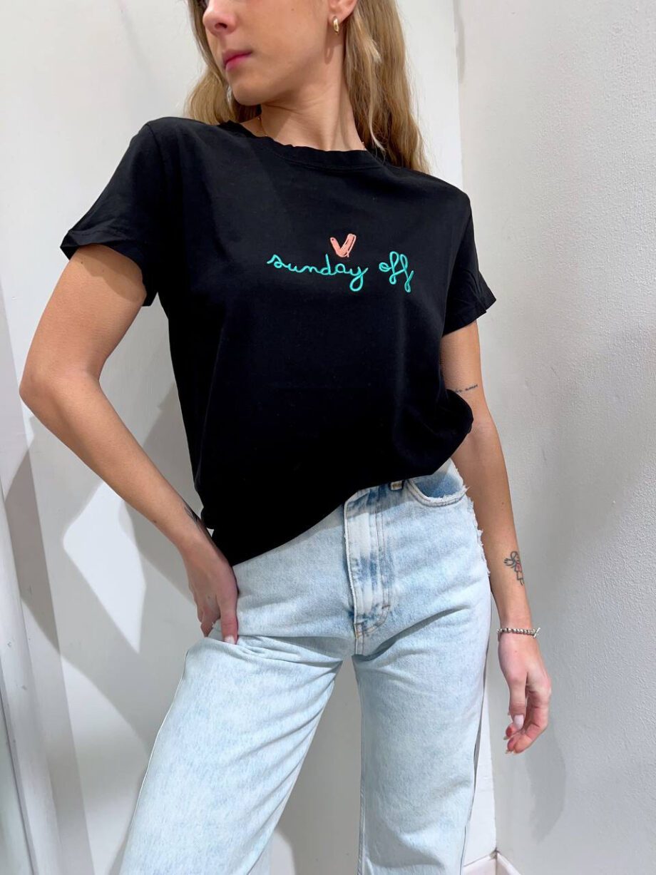 Shop Online T-shirt girocollo nera con scritta ricamo verde Vicolo
