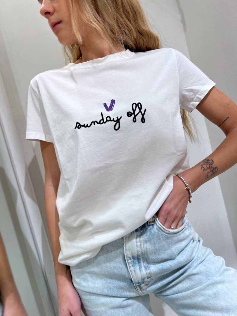 Shop Online T-shirt girocollo bianca con scritta ricamo nera Vicolo
