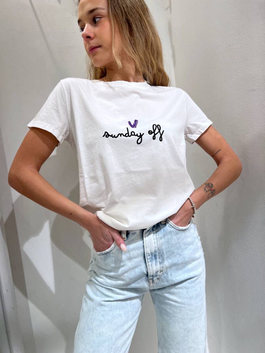 Shop Online T-shirt girocollo bianca con scritta ricamo nera Vicolo