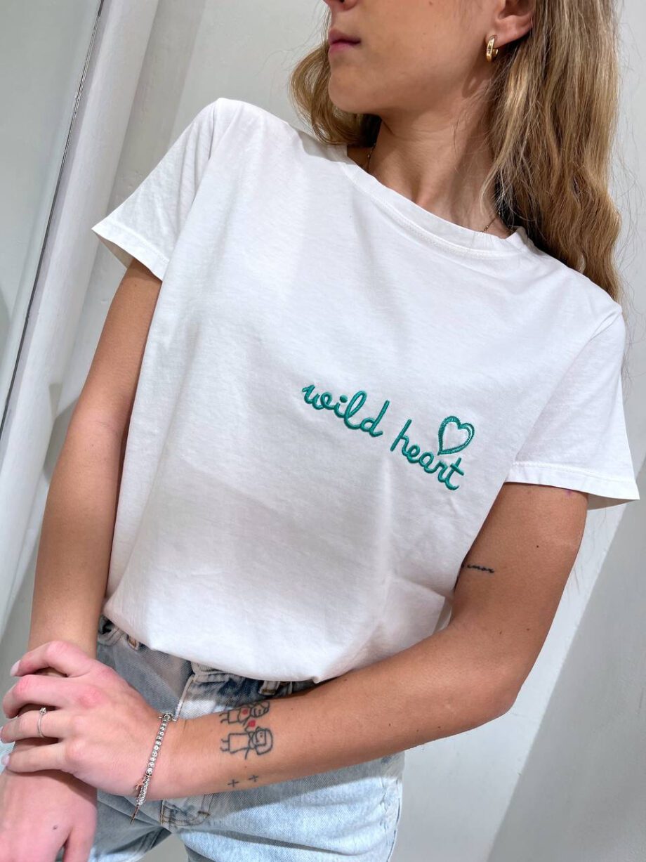 Shop Online T-shirt girocollo bianca con scritta ricamo verde Vicolo
